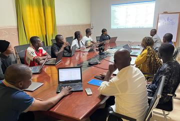 Session de travail pour la construction de l'outil DexiCacao, visant à évaluer la durabilité des systèmes de cacaoculture ivoiriens (@Karen Lammoglia, Cirad)